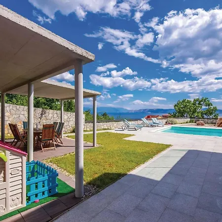 Casa de Férias Cozy In With Wifi Crikvenica