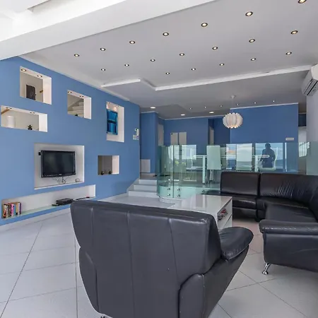 別荘 Awesome Home In Crikvenica With Wifi
